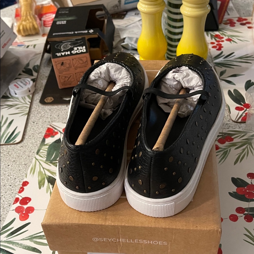 Seychelles Moon child Black Studs Casual Sneakers NEW - Picture 4 of 6
